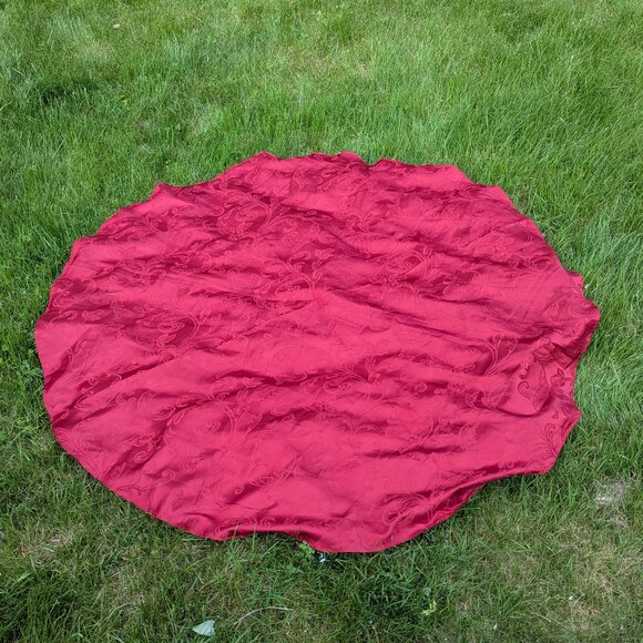 Round Red Scroll Leaf Flower Patterned Tablecloth - Picture 2 of 5